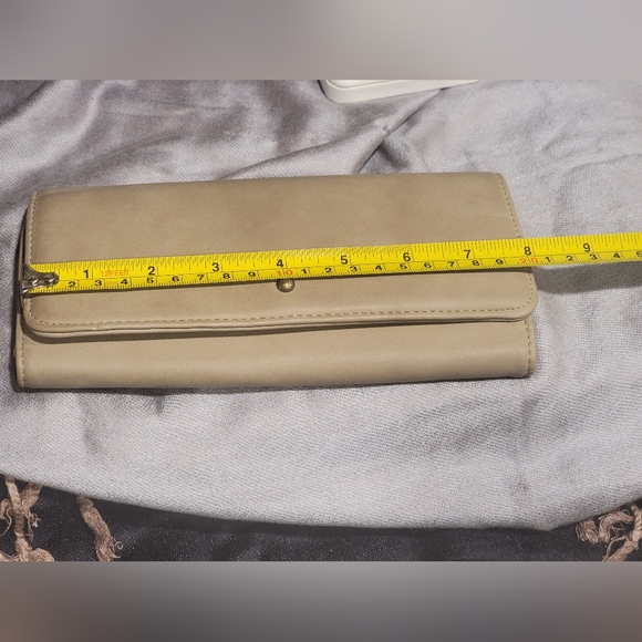 Universal Thread Trifold Wallet - Picture 6 of 10